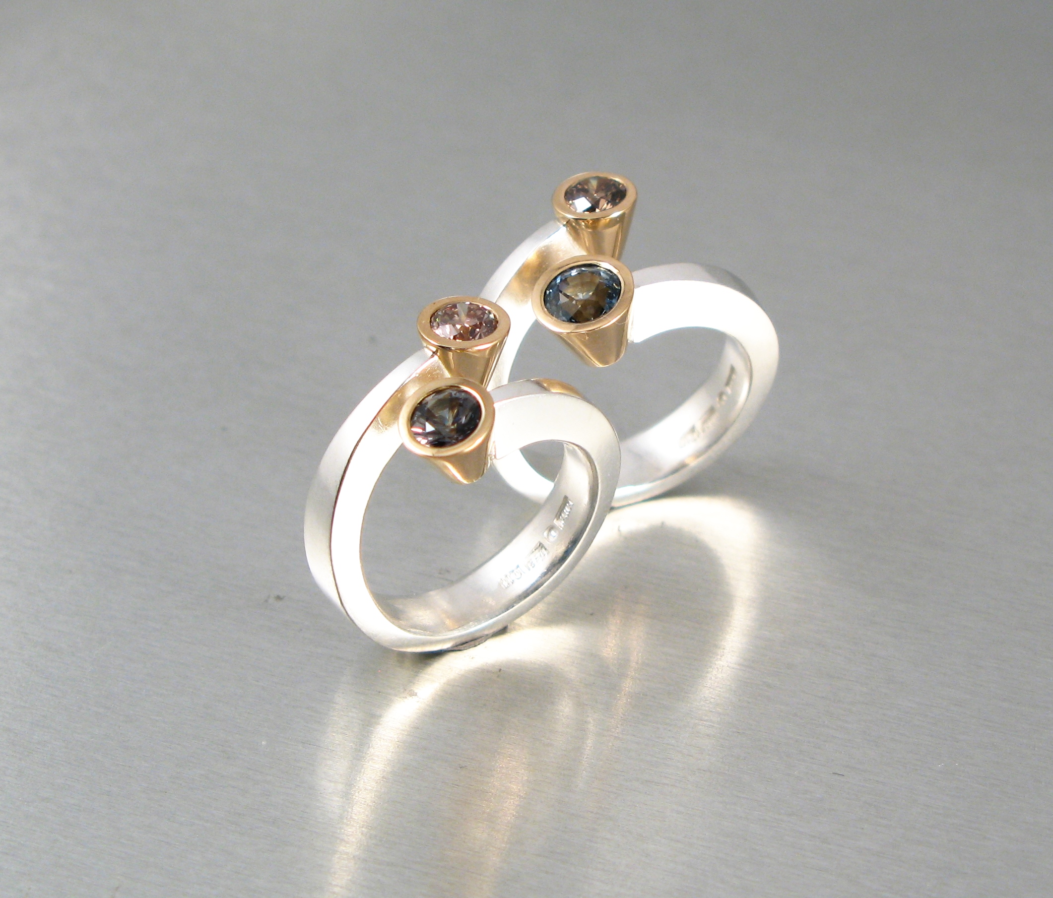 Ringar, ”Omlottring”, silver, guld, safirer och diamanter