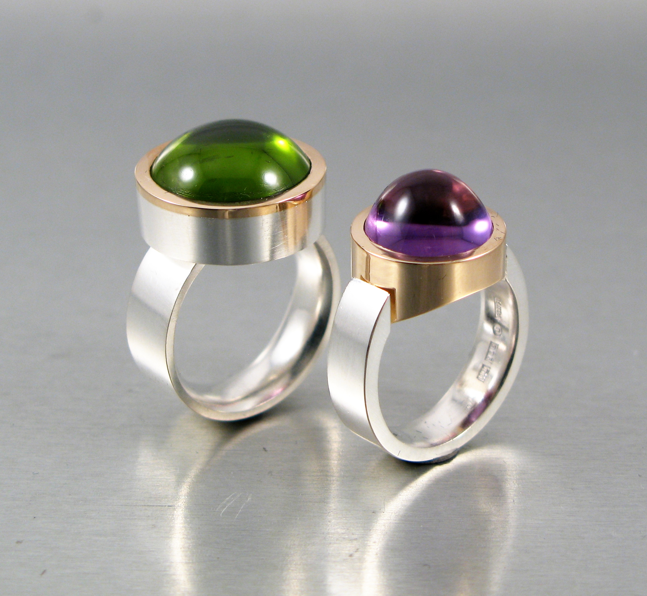 Ringar, silver och guld med peridot resp. ametist.