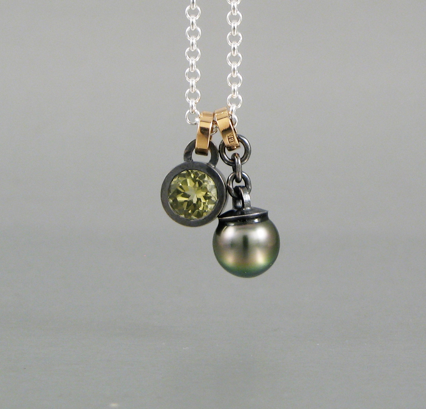 Dubbelhänge, oxiderat silver, guld, peridot och Tahitipärla.