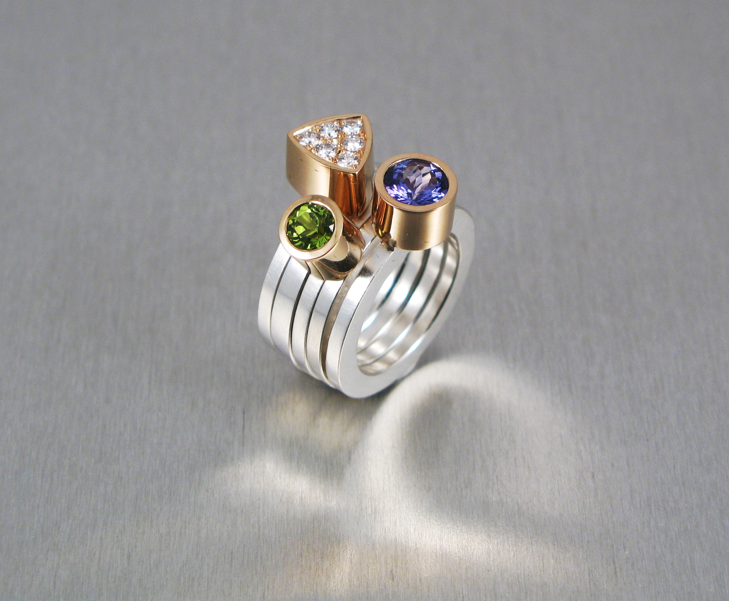 Ring, ”Pusselringar”, silver, guld, tanzanit, peridot och briljanter.
