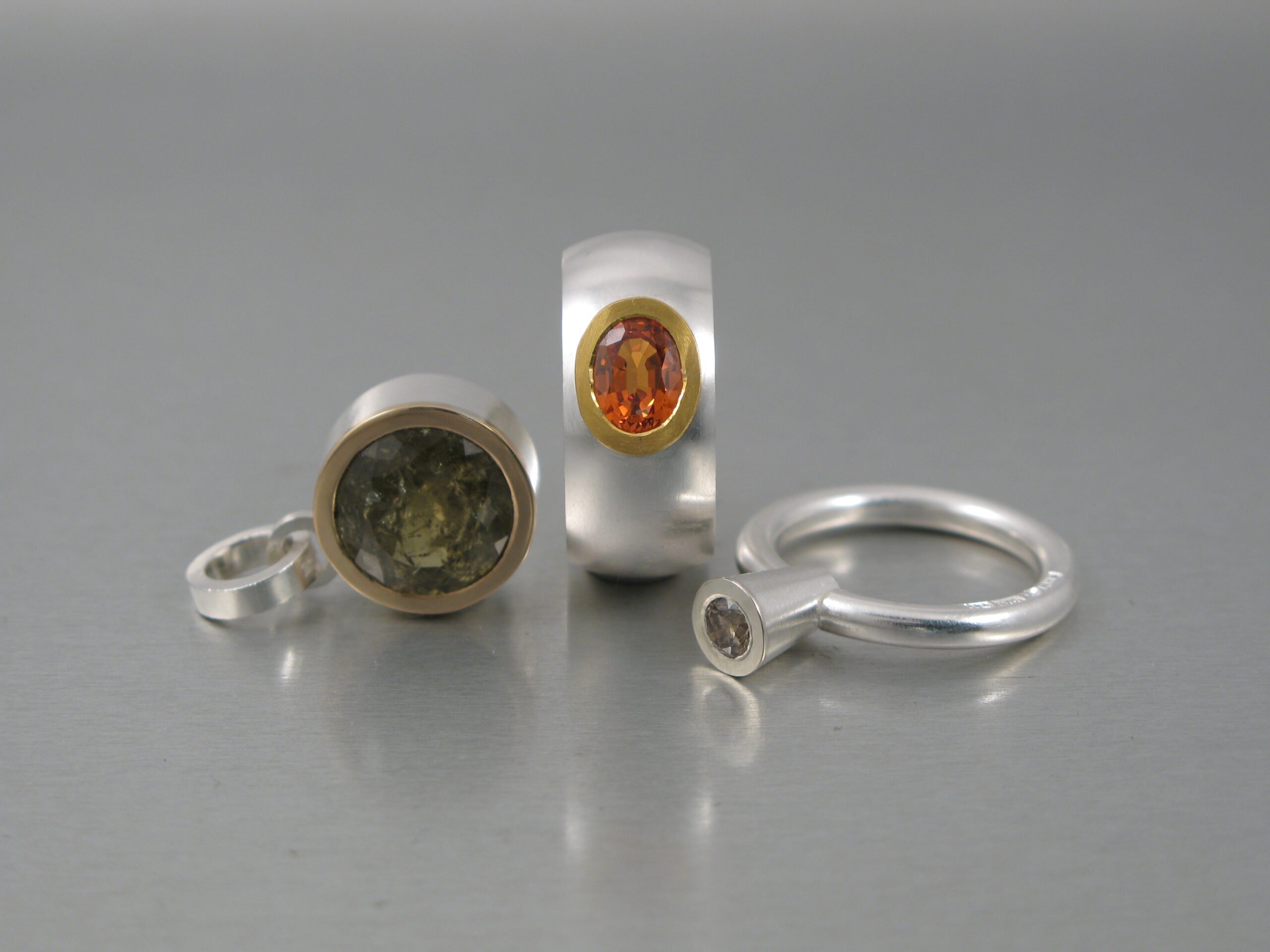 Ringar, silver, guld, diamant, citrin och grossular.