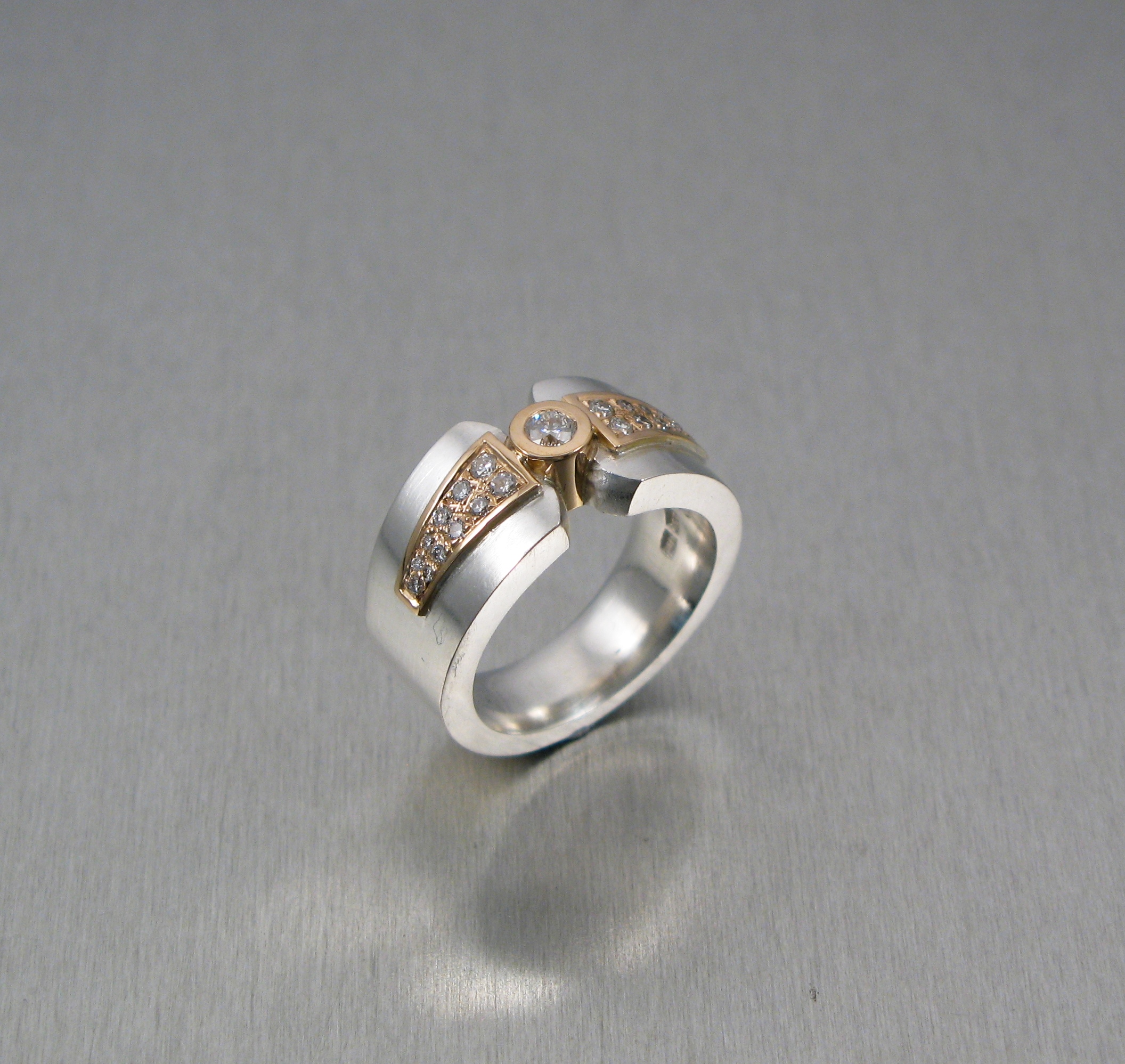 Ring, ”Fru Matsson”, silver, guld och briljanter.