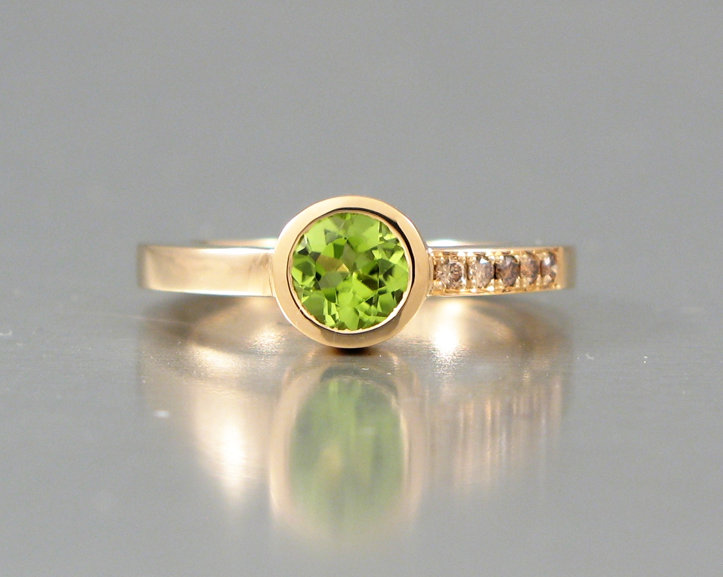 Ring, ”Burkring”, guld, bruna briljanter och peridot.