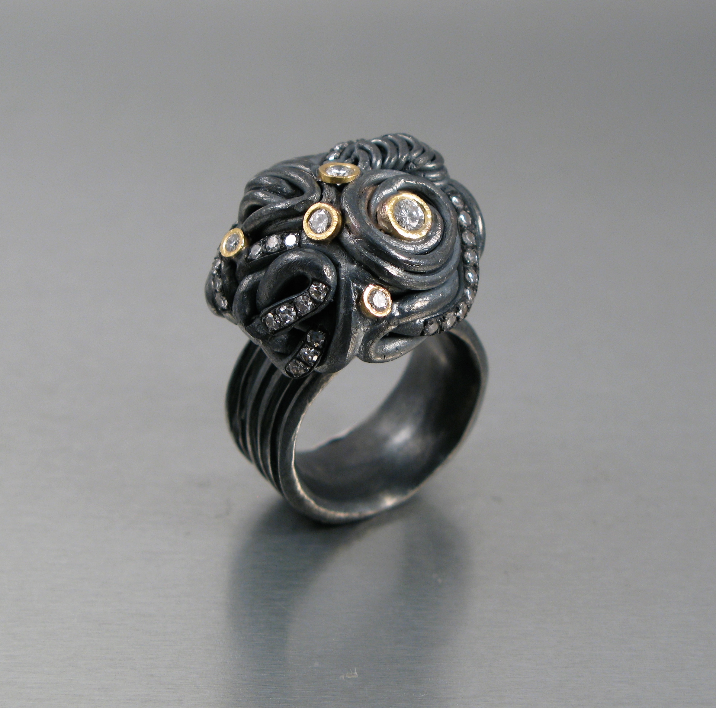 Ring, oxiderat silver, guld och diamanter.