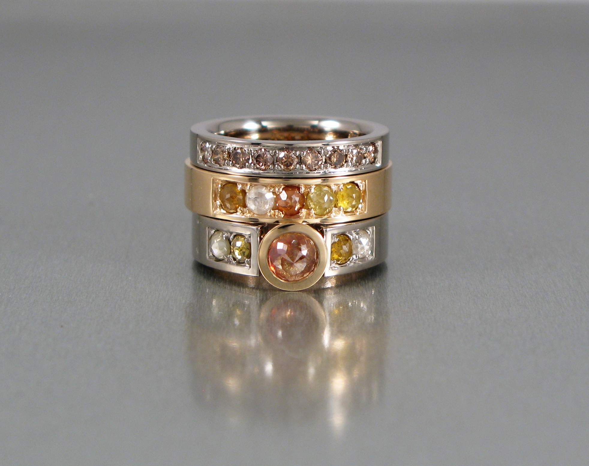 Ringar, rött och vitt guld, bruna briljanter och rosenslipade naturfärgade diamanter.