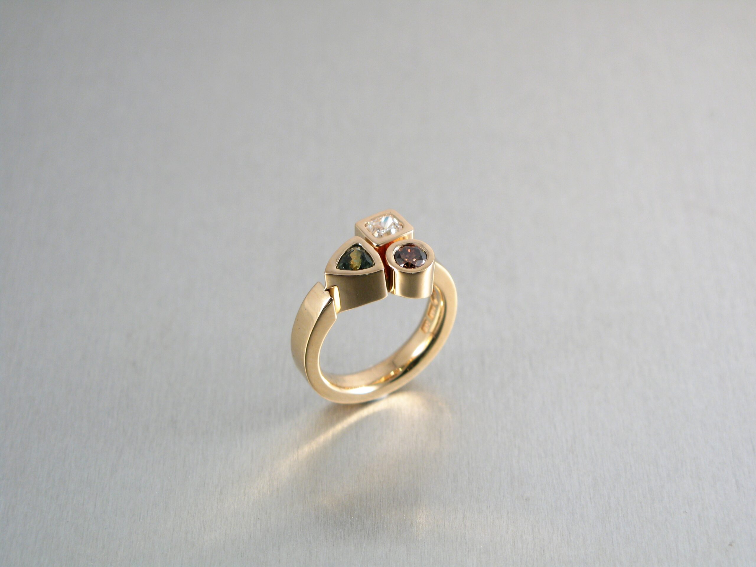 Ring, ”Lådring”, guld, diamant och safirer.