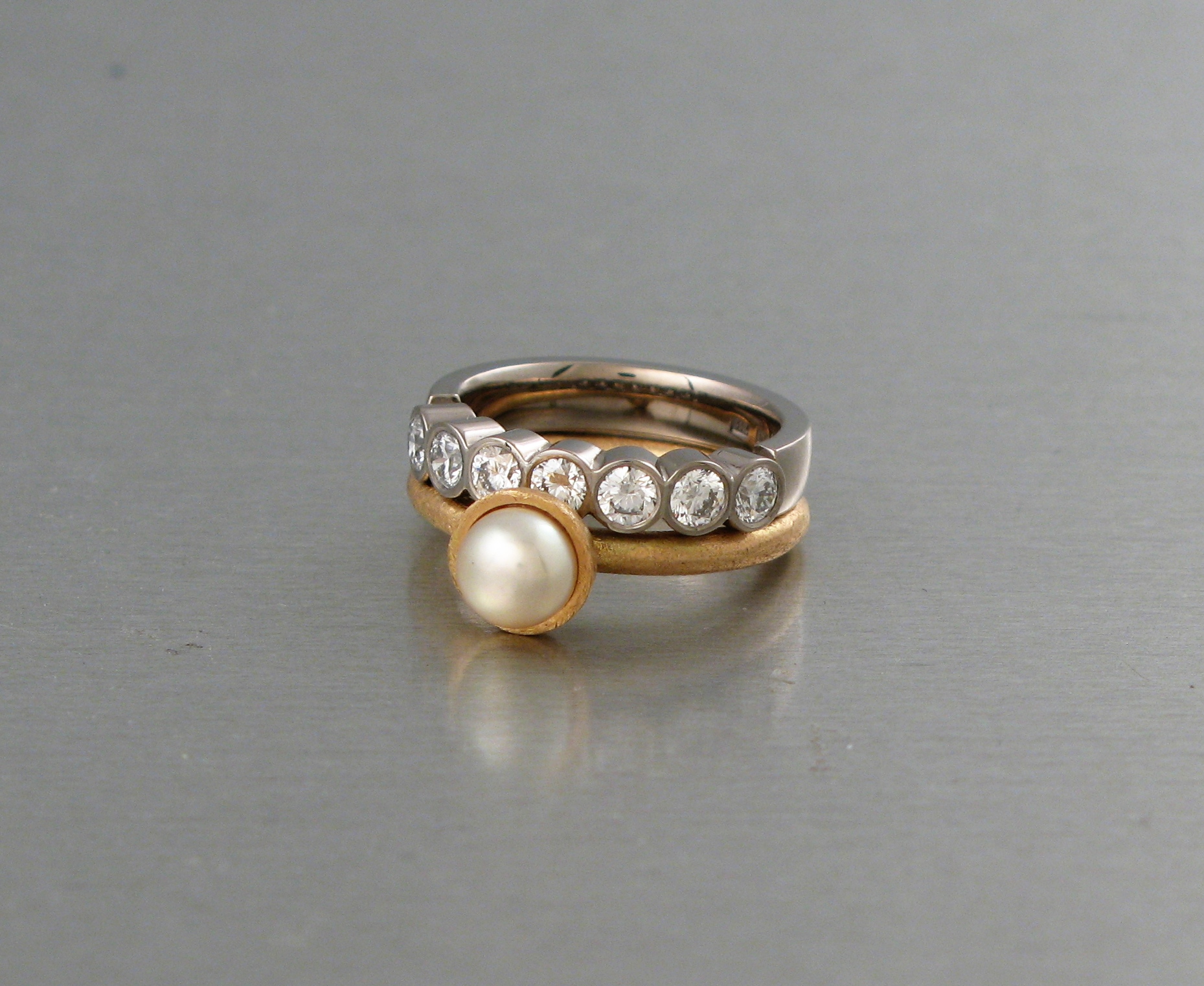 Ring, ”Stor Pytteliten”, guld och pärla. Alliancering, vitt guld och diamanter.